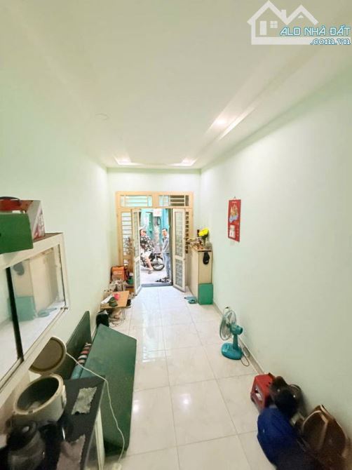 Căn nhà hẻm sát đường Bà Hạt . Diện tích : 19,6 m2 .Chiều Ngang : 2,7 m . Chiều Rộng : 7,i - 1