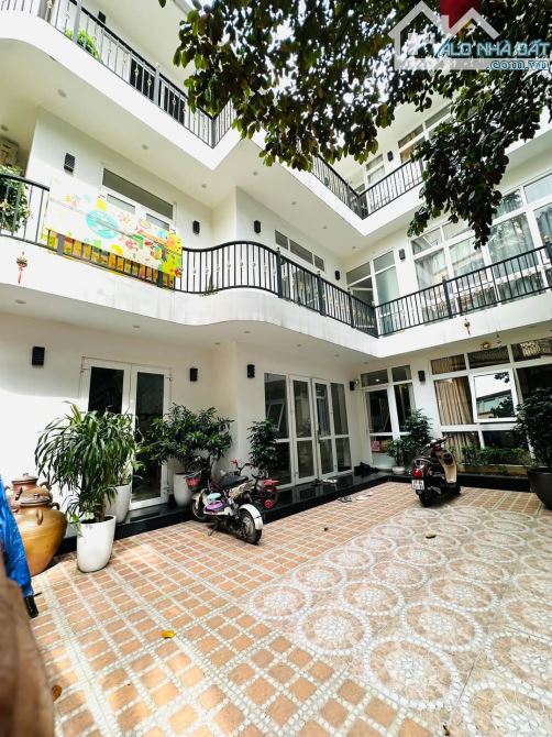 1 nhà ra Phố Vũ Miện, oto vào nhà, sổ 164m2 x mặt tiền 11m, xây Apartment. Giá 50 tỷ - 1