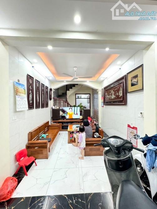 NHÀ ĐỊNH CÔNG ,DÂN XÂY,NGÕ NÔNG  THÔNG TỨ TUNG - ÔTÔ ĐO  CỬA THOÁNG TRƯỚC SAU -  OTO QUA N - 1
