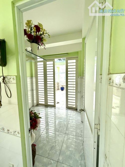 (462) NHÀ MỚI VÀO Ở NGAY. Kết cấu 4 tầng BTCT. - Giá nhỉnh 4ty. - 3 phòng ngủ. 3wc. - Sổ - 1