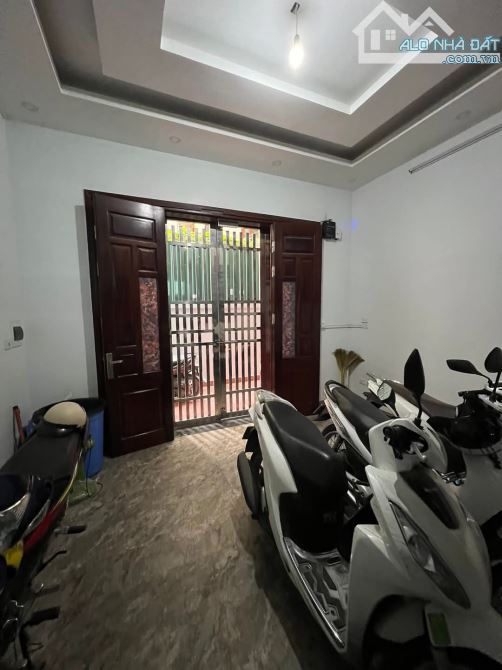 CẦU GIẤY  - GẦN Ô TÔ ĐỖ - 7 PHÒNG Ở VÀ CHO THUÊ - 8.9 TỶ - 1
