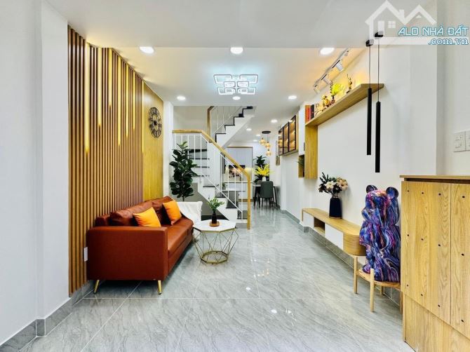 Cần bán nhà đường Hồ Bá Kiện, phường 15, quận 10 giá 3 tỷ 250/ 40m2, sổ sẵn hẻm thông - 1