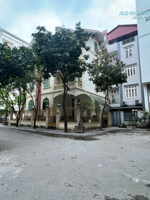 SIÊU BIỆT THỰ LÔ GÓC 3 MẶT TIỀN DỊCH VỌNG HẬU, 240M2, 4 TẦNG HẦM, GIÁ 139TỶ, PHÁP LÝ CHUẨN - 1