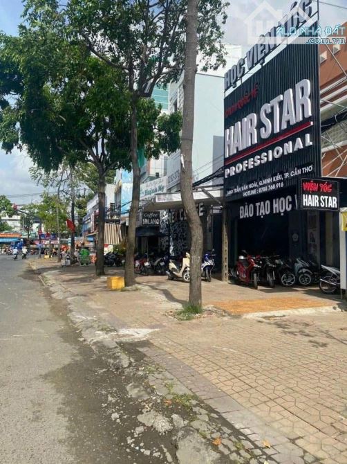 BÁN NHÀ MẶT TIỀN ĐƯỜNG TRẦN VĂN HOÀI GẦN BỆNH VIỆN VINMEC , SIÊU THỊ VINCOM - 1