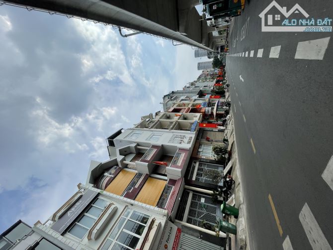 NGAY GAZ METRO TÂN CẢNG ,NHÀ 5 TẦNG ,G70M, HẺM 12M,CHỦ GẤP BÁN. - 1