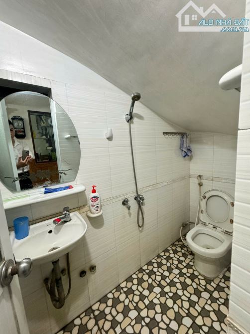 Cho thuê nhà riêng tại Phố Đình Đông, 60 m2 - hàng hiếm tại giá tốt - 4PN - ô tô đỗ cửa - 1