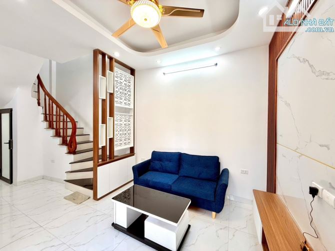 🏠  Nhà Nguyễn Khoái – 5 Tầng Mới Kính Kong – Full Nội Thất – Ô Tô Đỗ Cách 3m --6.2 Tỷ - 1
