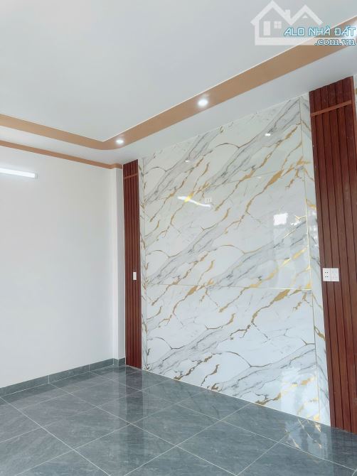 BÁN GẤP NHÀ 1 TRỆT 1 LẦU SỔ RIÊNG SẴN THỔ CƯ 100% NGAY CUỐI ĐƯỜNG ĐỒNG KHỞI - 1