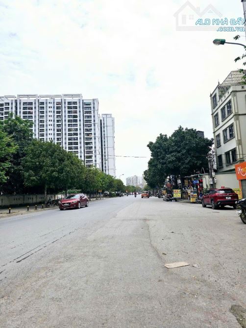 BÁN ĐẤT LONG BIÊN - VF6 TRÁNH - NGÕ RỘNG ĐẸP THÔNG - DÂN CƯ VĂN MINH - 78m2 - HƠN 6tỷ - 1