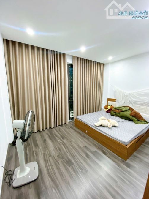 Bán nhà 4,5 tầng phố Hồ sen. Ô tô vào nhà - 1