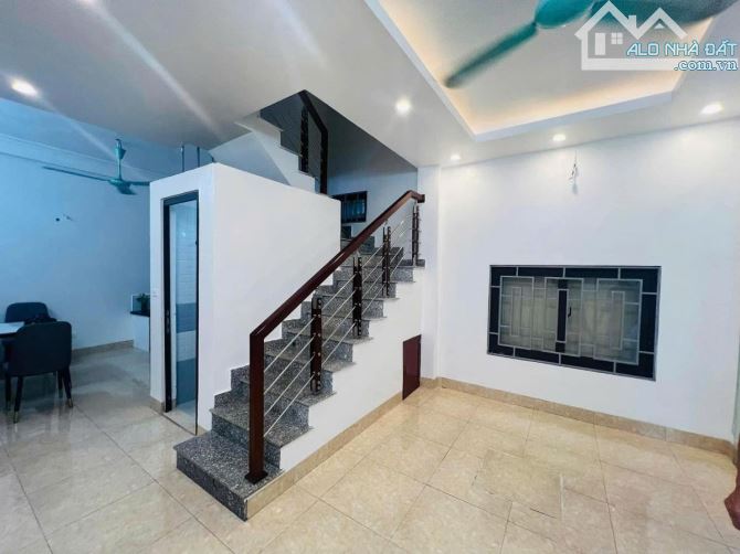PHỐ GIA QUẤT-ĐẤT 42M2 - MT 4.8M, VÀI BƯỚC RA VỈA HÈ, Ô TÔ TRÁNH ĐỖ NGÀY ĐÊM - 1