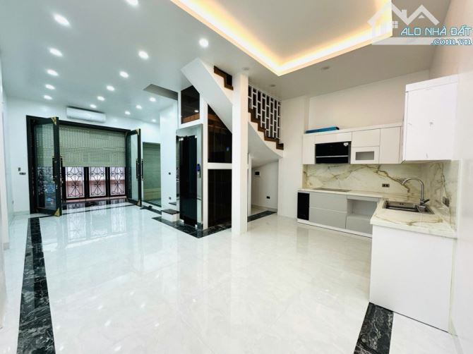 NHÀ ĐẸP  NGUYỄN SƠN 70m 5 tầng - LÔ GÓC- SÁT PHỐ - NHIỀU TIỆN ÍCH -THANG MÁY - GẦN TRƯỜNG - 1