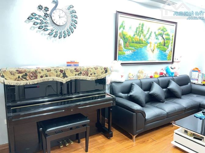 CẦU GIẤY-Ô TÔ ĐỖ CỬA- DÂN XÂY - GẦN PHỐ -2 THOÁNG - KINH DOANH - DÒNG TIỀN-FULL NỘI THẤT - 1