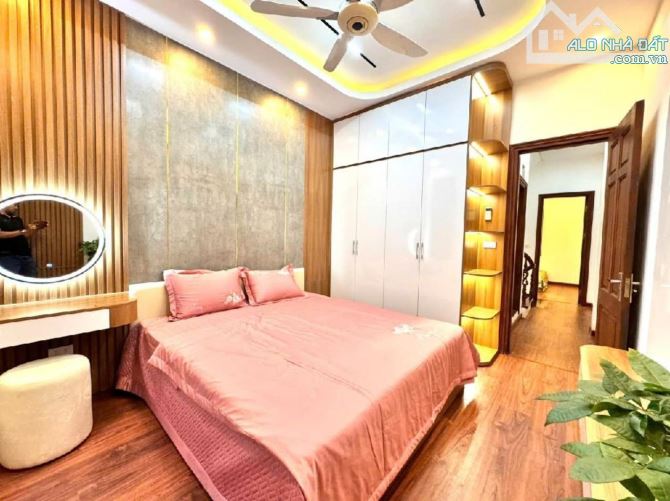 Nhà đẹp Cầu Giấy 40m - 8,x tỷ, dân xây, 2 thoáng trước sau, gần phố, ở ngay. - 1