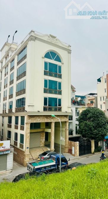 BÁN TOÀ VĂN PHÒNG MẶT PHỐ NGỌC THUỴ 240m2 - 8T THANG MÁY - MT 8.6m - 68 TỶ - LÔ GÓC - KD - 1