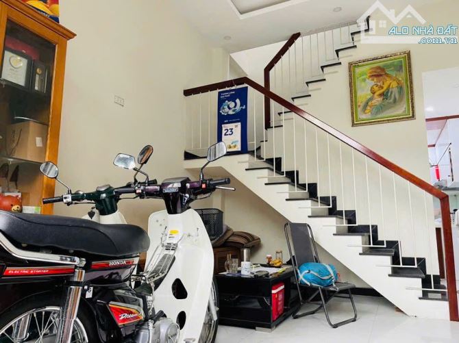 Nhà phố 2 tầng hẽm xe tải 1 sẹt sát mặt tiền đường DT40m2 - Ngang 4m - Chỉ nhỉnh 4 đồng - 2