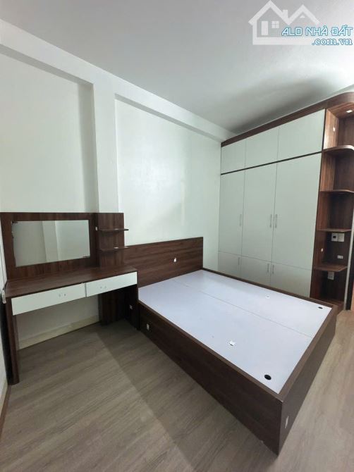 DÂN XÂY CHẮC CHẮN -BÁN GẤP NHÀ PHỐ TRẠM 40M2- Ô TÔ ĐỖ CỔNG - FULL NỘI THẤT 6.X TỶ - 2