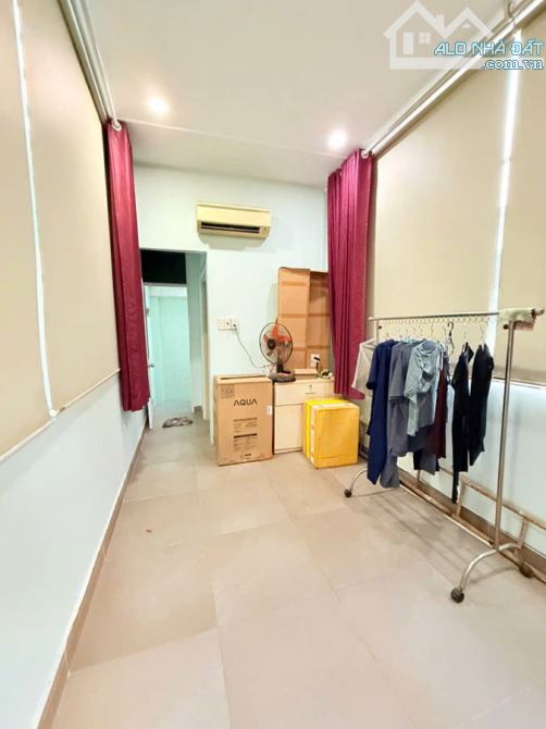 Căn nhà hẻm sát đường Bà Hạt . Diện tích : 19,6 m2 .Chiều Ngang : 2,7 m . Chiều Rộng : 7,i - 2