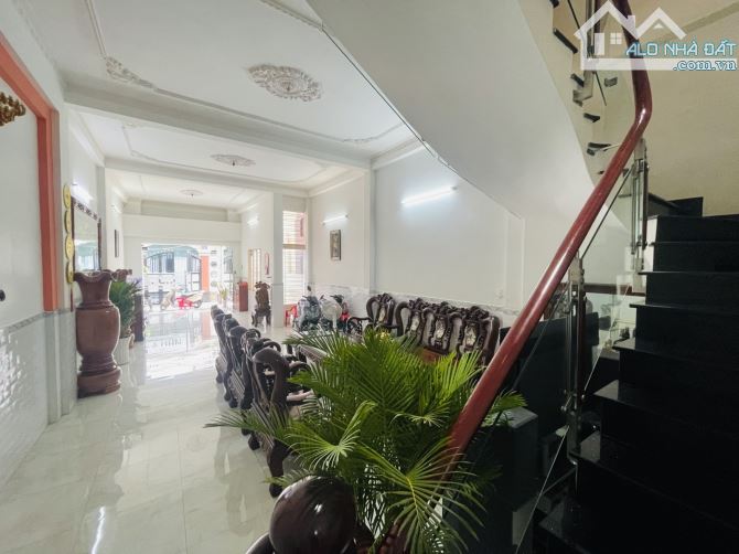 MẶT TIỀN NGAY UBND QUẬN TÂN PHÚ - 4 TẦNG - DT 140m2 ( 5m x 28m ) - CHỈ 14.5 TỶ - 2