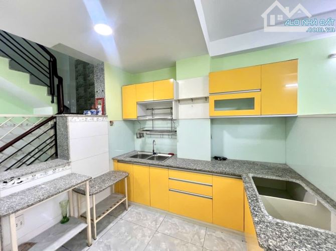 (462) NHÀ MỚI VÀO Ở NGAY. Kết cấu 4 tầng BTCT. - Giá nhỉnh 4ty. - 3 phòng ngủ. 3wc. - Sổ - 2
