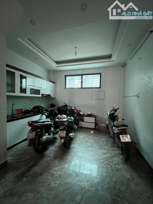 CẦU GIẤY  - GẦN Ô TÔ ĐỖ - 7 PHÒNG Ở VÀ CHO THUÊ - 8.9 TỶ - 2