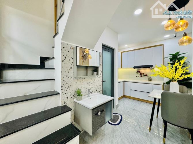 Cần bán nhà đường Hồ Bá Kiện, phường 15, quận 10 giá 3 tỷ 250/ 40m2, sổ sẵn hẻm thông - 2