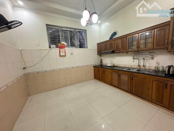 Cho thuê nhà riêng tại Phố Đình Đông, 60 m2 - hàng hiếm tại giá tốt - 4PN - ô tô đỗ cửa - 2