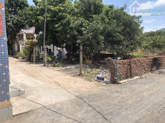 Bán đất 2 mặt tiền có nhà c4 nhỏ xinh ngay chợ Phước Hải, dt 200m2,có 110 thổ cư, giá 3tỹ - 2