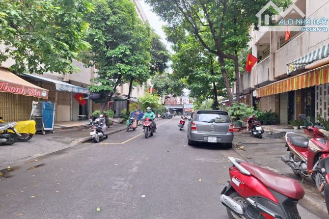 Bán gấp ở ngay, nhà 3 tầng, Q.3, hẻm xe hơi tránh nhau, Lý Chính Thắng, Sát mặt tiền ! - 2