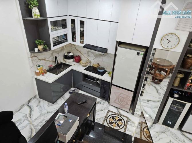 bán nhà mặt tiền trung tâm phú nhuận. Nhà mới full nội thất. Đường xe hơi. một trệt 2 lầu - 2