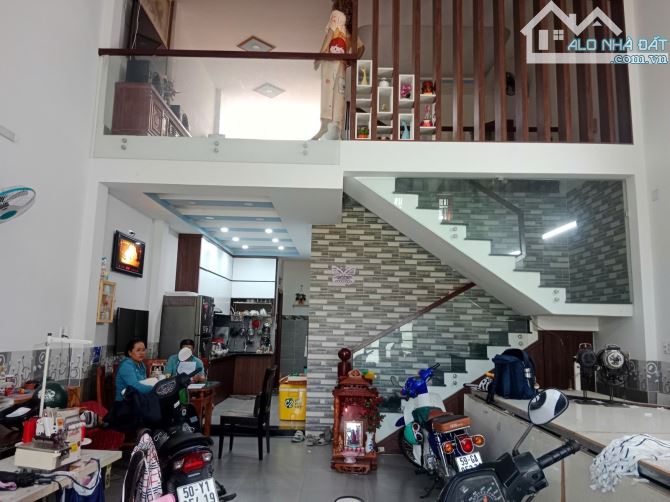 BÁN NHÀ 2 TẦNG ĐÚC Lửng . HIỆP THÀNH 17 QUẬN 12 GIÁ 4TỶ 150 thương lượng. - 2