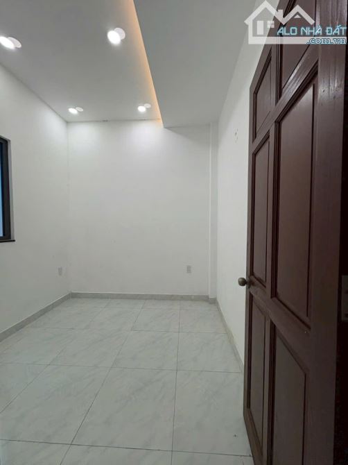 SÁT MT GÒ XOÀI - 3 TẦNG - 4 x 10 - ĐƯỜNG NHỰA 6M THÔNG - - HƠN 4 TỶ XÍU XIU - 2