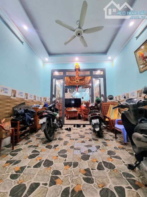 Bán nhà 3 Tấm ĐẸP Dĩ An,nội thất toàn Gõ Đỏ xìn xò con bò,nhà dành cho ĐẠI GIA - 2
