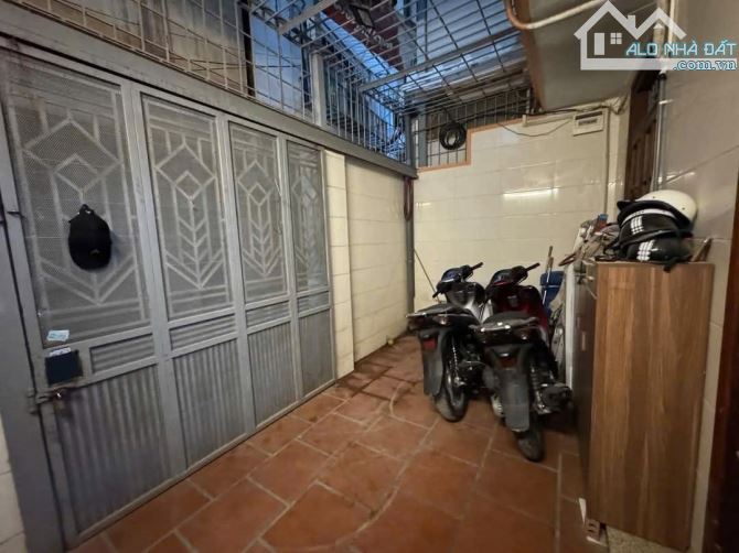 Duy nhất 1 căn dân xây Đê La Thành Đống Đa 50m 4T vuông đẹp nở hậu 7.5 tỷ - 2