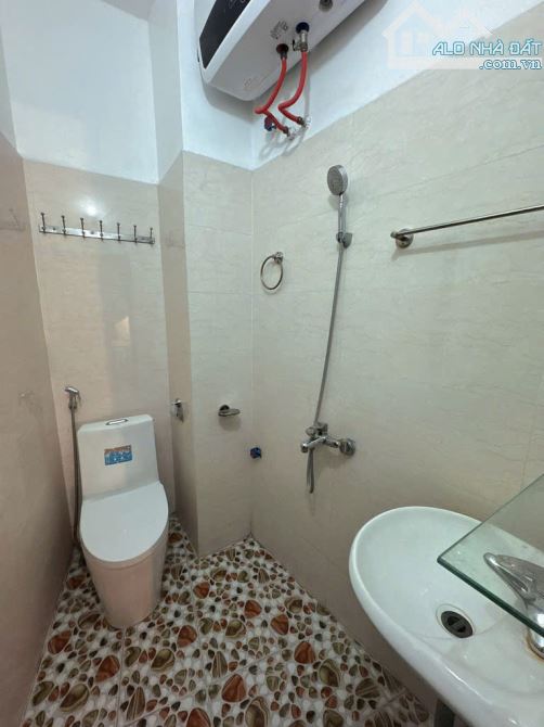DÂN XÂY CHẮC CHẮN -BÁN GẤP NHÀ PHỐ TRẠM 40M2- Ô TÔ ĐỖ CỔNG - FULL NỘI THẤT 6.X TỶ - 3