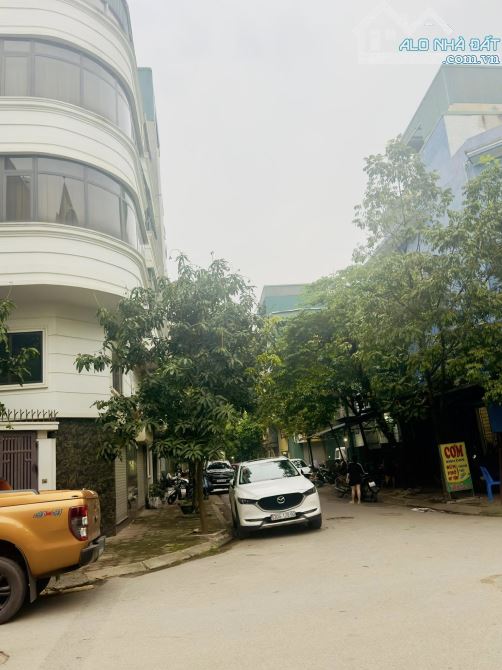 BÁN NHÀ TÂY NAM LINH ĐÀM . PHÂN LÔ VỈA HÈ . 18 TỶ. NHÀ 2 TẦNG . MT 5 M - 3