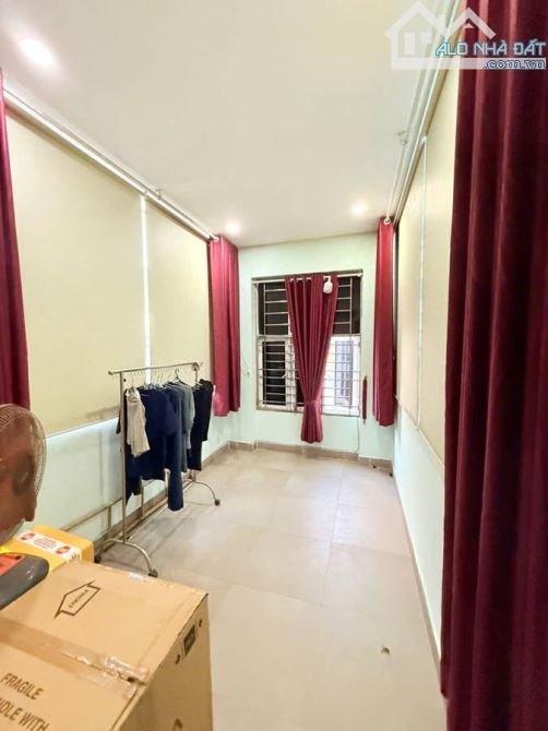 Căn nhà hẻm sát đường Bà Hạt . Diện tích : 19,6 m2 .Chiều Ngang : 2,7 m . Chiều Rộng : 7,i - 3