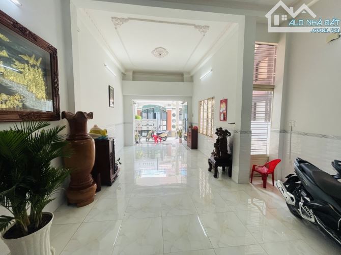 MẶT TIỀN NGAY UBND QUẬN TÂN PHÚ - 4 TẦNG - DT 140m2 ( 5m x 28m ) - CHỈ 14.5 TỶ - 3