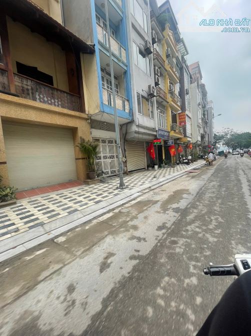 Chỉ 16 Tỷ Hơn! Bán Nhà Mặt Phố Trích Sài , Hô Tây -36M2 -2 Thoáng -5 Tầng - Vỉa Hè Đá Bóng - 3