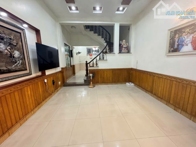 Cho thuê nhà riêng tại Phố Đình Đông, 60 m2 - hàng hiếm tại giá tốt - 4PN - ô tô đỗ cửa - 3