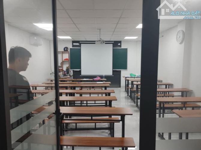 Toà 8 tầng Văn phòng+ căn hộ, tự xây mặt ngõ Yên lạc, 7 chỗ vào, 80 tr/tháng. Giá 25.5 tỷ - 3