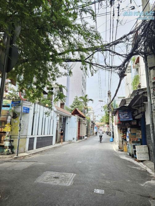 bán nhà mặt tiền trung tâm phú nhuận. Nhà mới full nội thất. Đường xe hơi. một trệt 2 lầu - 3