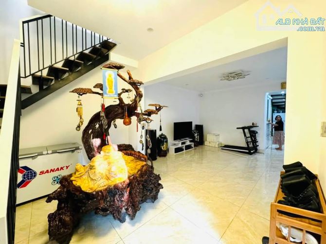 1 nhà ra Phố Vũ Miện, oto vào nhà, sổ 164m2 x mặt tiền 11m, xây Apartment. Giá 50 tỷ - 4