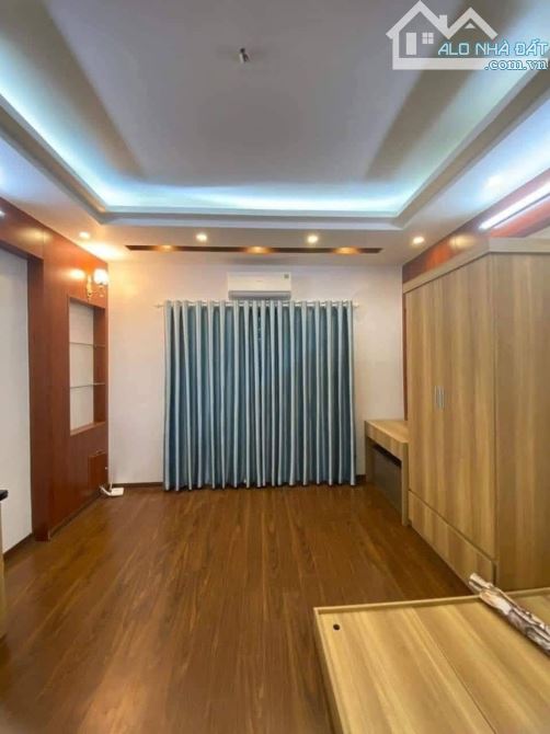 CẦU GIẤY  - GẦN Ô TÔ ĐỖ - 7 PHÒNG Ở VÀ CHO THUÊ - 8.9 TỶ - 4