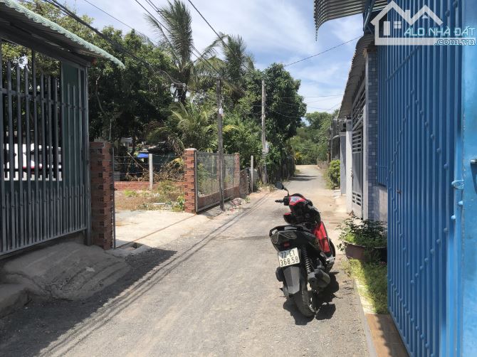 Bán đất 2 mặt tiền có nhà c4 nhỏ xinh ngay chợ Phước Hải, dt 200m2,có 110 thổ cư, giá 3tỹ - 4