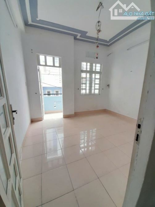 NHÀ BẾN VÂN ĐỒN Q4- 3 LẦU ĐÚC- 36m2 - HẺM 3m- GIÁ 4 TỶ NHỈNH - 5