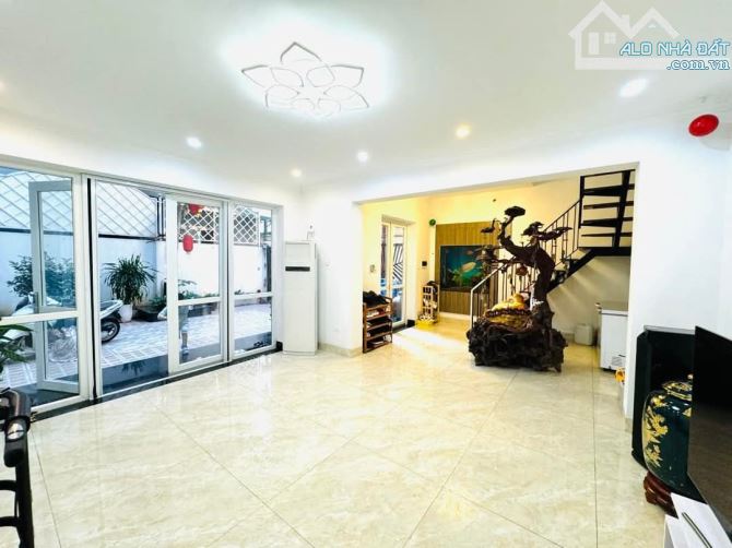 1 nhà ra Phố Vũ Miện, oto vào nhà, sổ 164m2 x mặt tiền 11m, xây Apartment. Giá 50 tỷ - 5