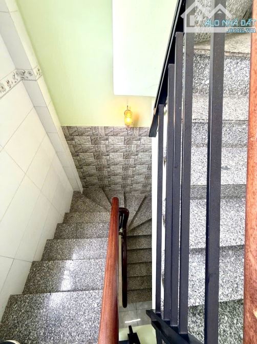 (462) NHÀ MỚI VÀO Ở NGAY. Kết cấu 4 tầng BTCT. - Giá nhỉnh 4ty. - 3 phòng ngủ. 3wc. - Sổ - 5