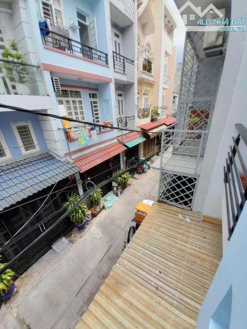 NHÀ BẾN VÂN ĐỒN Q4- 3 LẦU ĐÚC- 36m2 - HẺM 3m- GIÁ 4 TỶ NHỈNH - 6