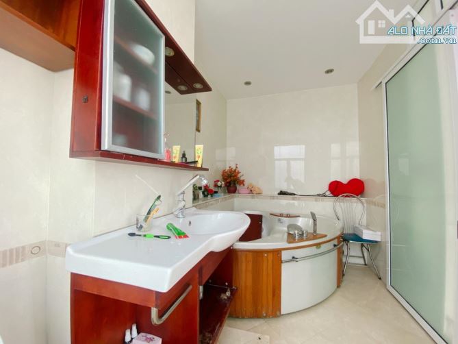 Bán nhà đối diện Nhà hát Hòa Bình - 4 tầng vị trí độc nhất - 6
